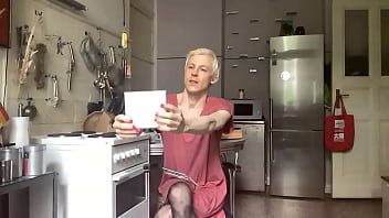 Redare Sissy este mereu înfometată de penis crud