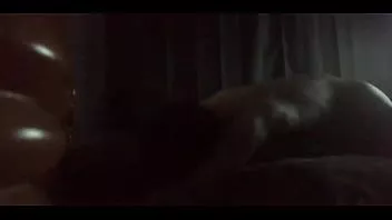 再生 太ったお尻とジューシーな猫を持つ金髪の雌犬、aleashaは彼女がそれを愛する方法でくすぐられます