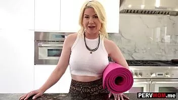 play Pervmom.me - mamada de mis grandes tetas milf madrastra kit mercer para mostrar su aprecio