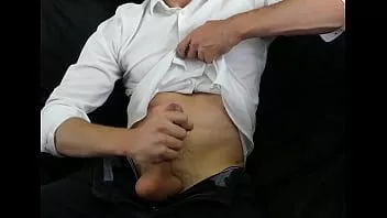 Reproduzir Um homem de terno está se masturbando - masturbação de cara com tesão - homens bonitos cum - masturbação de homens solo