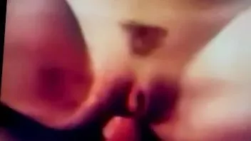 Reproducir Mi esposa joven y sexy chupa y se folla a mi amigo virgen en un viaje de campamento.