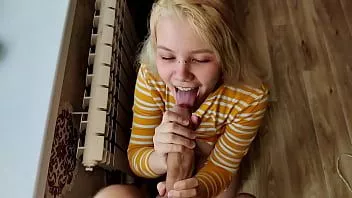 Jouer Mon corps et ma bouche aiment vraiment ton sperme. une sélection d'éjaculations sur le corps d'un adolescent.