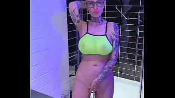 play Chorreando y lavando para ti, calva con tatuajes