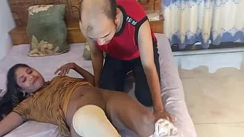Putar Pasangan keringat antar-ras memiliki aksi vagina ketat yang penuh gairah dan seks panas di rumah