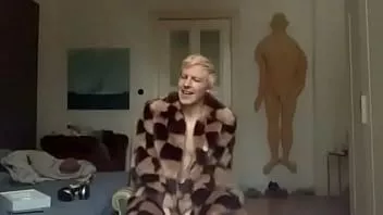 Redare Sissy este mereu înfometată de penis crud