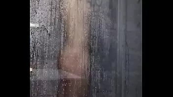 play Hottie rubia adolescente en la ducha preparándose para sexo duro