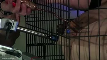 play Aksi bdsm sensasional untuk pirang panas yang dipompa di mulut dan memek dengan dildo robot
