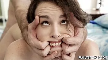 播放 克里斯史诗走进他的房间，发现他的继女布鲁克约翰逊在抚摸自己！克里斯决定是时候给他放荡的继女上一课了！