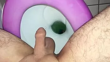 再生 トイレで放尿する小さなペニスを剃った