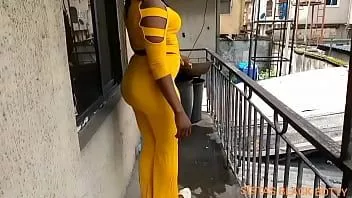 Reproduzir Mamãe finge varrer a varanda, mas acabou transando com o marido da nossa vizinha que tem um pau monstruoso