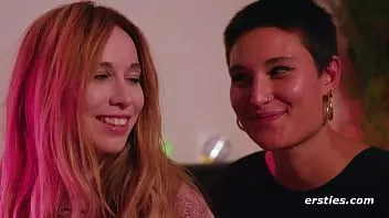 Reproducir Ersties - Pareja de lesbianas se turnan para tocarse con los dedos