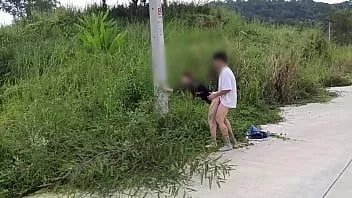 play Trae una amiga para follar al costado de la carretera.