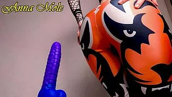 Putar Pawg dengan legging spandeks menggoyangkan pantatnya dan mengendarai penis buatan berusuk besar