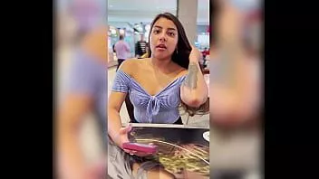 play 第一视角 - 我在商场帮助了一个可爱的女孩，她邀请我参观她的房子来感谢我......第 1 部分