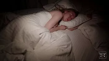 Putar Bangun dan meniduri saudara tiriku sementara orang tuaku tidur di kamar sebelah