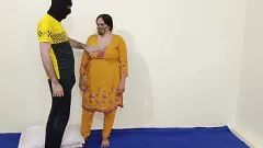 Reproducir MILF india gordita hace una intensa paja y se la follan duro