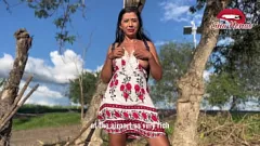 Abspielen Die lateinamerikanische Göttin Lina Henao wird in der Öffentlichkeit nass und wild