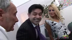 Reproducir Secretaria MILF cachonda exige doble penetración dura en la oficina