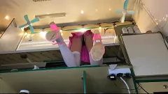 play Blick mit versteckter Kamera auf den Upskirt der sexy europäischen Teenie-Boss Alice Wonder bei der Arbeit