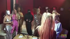 Abspielen Die Kostümparty wird zu einer schlüpfrigen Gruppen -Sex -Orgie mit MILFs in Strümpfen