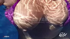 Putar di luar filipina masturbasi menunjukkan payudara besar di tepi kolam renang
