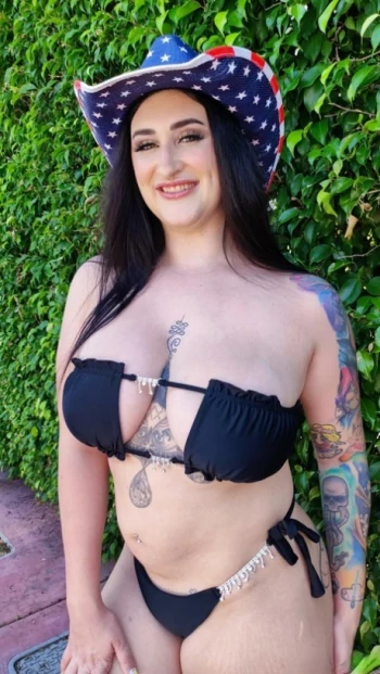 Pornstar Avalon Mira